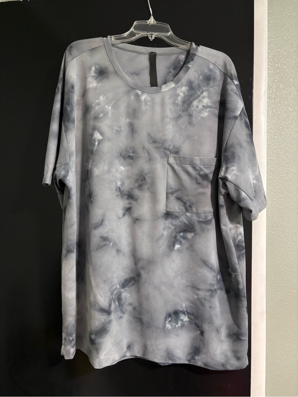 lululemon athletica Men's Short Sleeve Tie-Dye Pocket Tee in Gray and White
